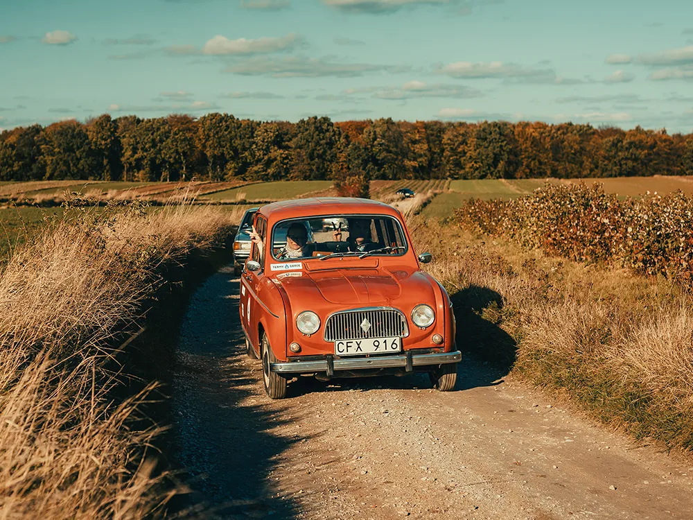 Renault 4 załogi Giełdy Klasyków na szutrowym odcinku Rajdu Tysiąca Liści pod Krakowem