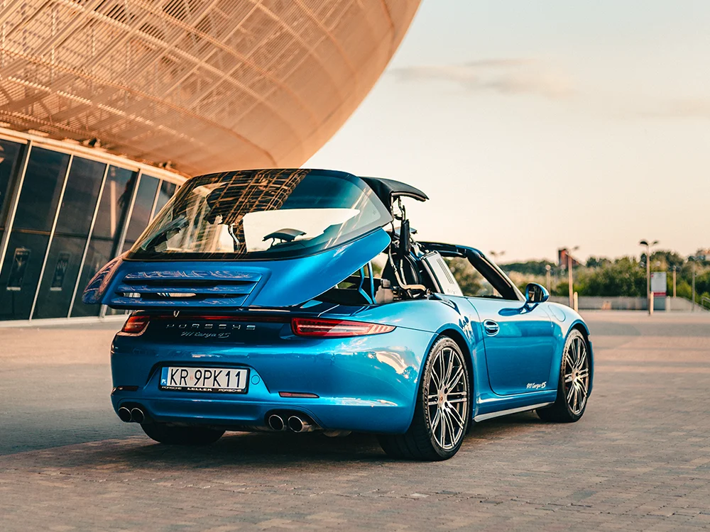 Sesja sprzedażowa Porsche 911 Targa o zachodzie słońca pod Tauron Areną w Krakowie