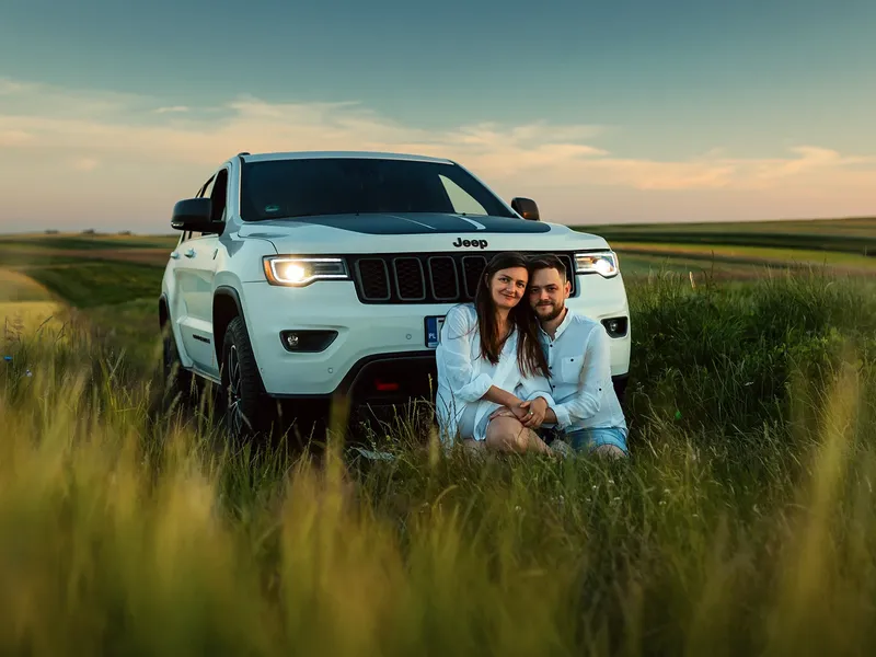 Sesja ciążowa w plenerze z Jeepem Grand Cherokee