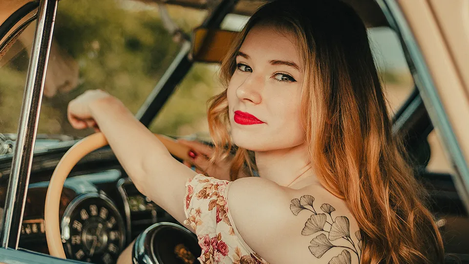 Kobieca sesja portretowa w stylu retro za kierownicą Cadillaca 62 Series Coupe 1941 w Krakowie